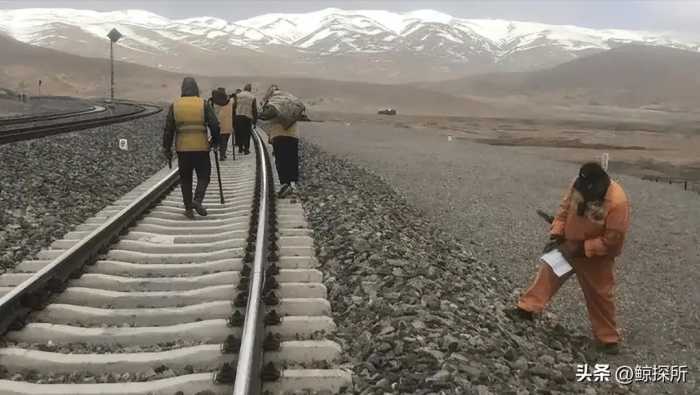 为什么青藏铁路两边，要插上1.5万根铁棒？全长7米里面装了什么